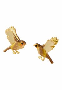 Pendientes de pájaro en tono dorado con detalles intrincados, que presentan una combinación de colores marrón y amarillo, y alas texturizadas en una pose dinámica.