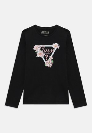 Juodas ilgos rankovės marškinėliai su gėlių raštu, kuriame yra šviesiai rožinės gėlės ir trikampis "Guess?" logotipas, apibrėžtas kontrastinga balta linija.