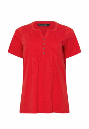 Blusa roja de manga corta para mujer con escote cuadrado, tapeta con cuatro botones y pliegues verticales en la parte delantera.