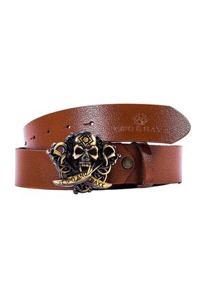 Ceinture en cuir brun présentant une surface texturée et une grande boucle en métal en forme de crâne avec des épées croisées et une bannière gravée "Cipo & Baxx."