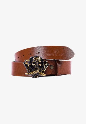 Cintura in pelle marrone con superficie textured e una grande fibbia in metallo a forma di teschio con spade incrociate e un banner inciso con "Cipo & Baxx."