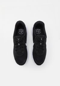 Nike Performance Väglöparskor - black