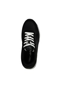Zwarte sneaker met witte veters, gebogen silhouet, gladde stof bovenwerk, dunne witte rubberen zool en logo gedrukt op de binnenzool.