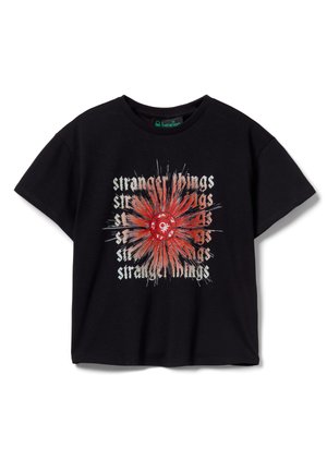 Maglietta nera a maniche corte con dado rosso a 20 facce e testo ripetuto "Stranger Things" in carattere beige consumato al centro anteriore.