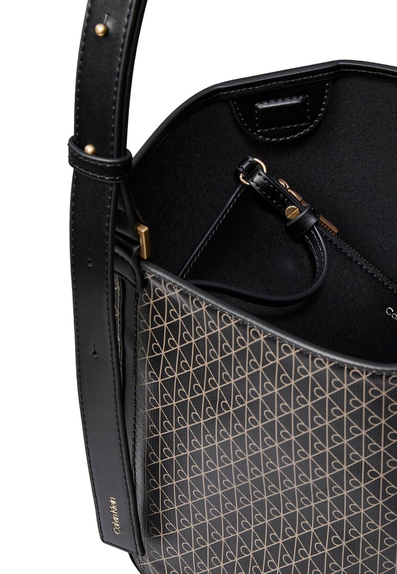 Calvin Klein EMBLEM MEDIUM BUCKET - Kabelka - black