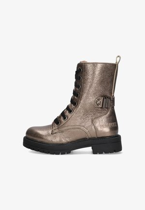 Bottine en bronze métallique avec lacets noirs, surface texturée et accent de boucle sur le côté. Dotée d'une épaisse semelle noire pour plus de stabilité.