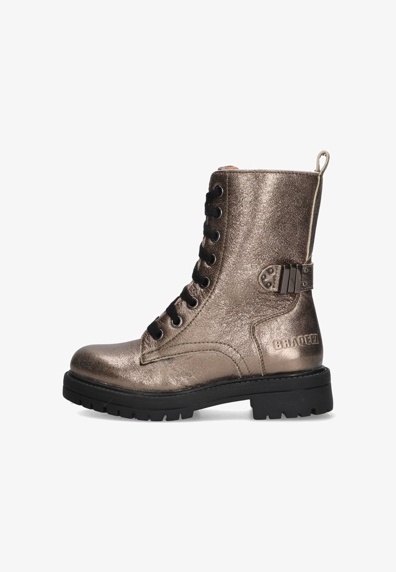 Metallisch bronze Farbige Ankle Boots mit schwarzen Schnürsenkeln, texturiertem Obermaterial und seitlichem Schnallenakzent. Ausgestattet mit einer dicken schwarzen Sohle für zusätzliche Stabilität.