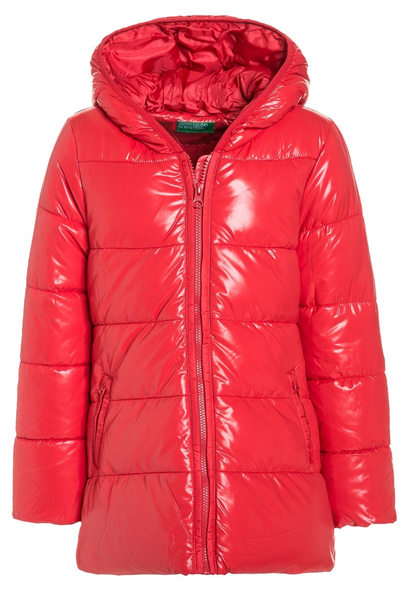 Röd pufferjacka med en glänsande yta, med huva, hel dragkedja fram och sidofickor. Designen inkluderar sydda horisontella sektioner.