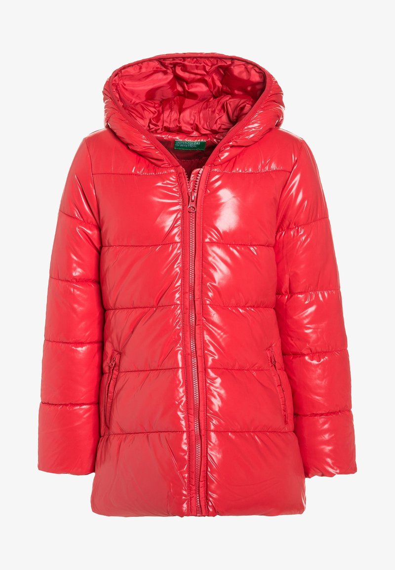 Röd pufferjacka med en glänsande yta, med huva, hel dragkedja fram och sidofickor. Designen inkluderar sydda horisontella sektioner.
