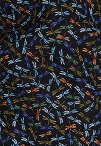 Tessuto nero con un motivo di piccole foglie colorate in tonalità di blu, verde, arancione e crema, creando un design vibrante e strutturato.