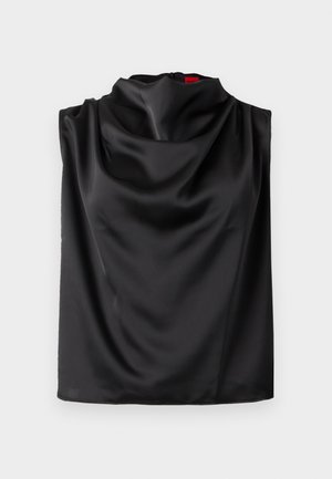 Blouse sans manches en satin noir avec un col bénitier drapé, une texture lisse et une fermeture éclair latérale. Étiquette visible en rouge à l'intérieur du vêtement.