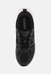 Musthave mustus jooksujalats musta värvi, millel on võrkmaterjalist detailid, kinnitatavad paelad ja valge sisetald. Omab logodetaile ja tekstureeritud pinnad.