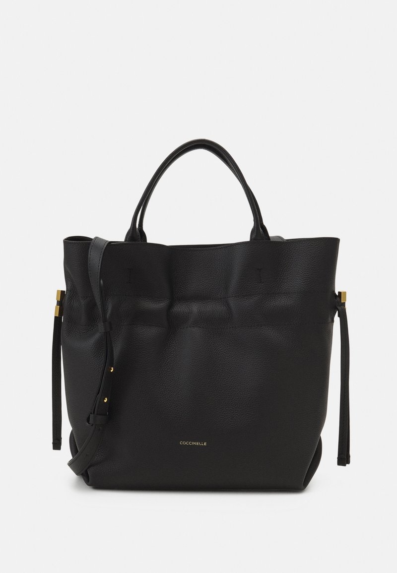 Sac fourre-tout en cuir noir avec poignées doubles, bandoulière réglable et accents dorés, présentant un logo de marque discret à l'avant.