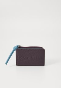 Portafoglio in pelle viola con texture e zip blu. Presenta il nome del marchio in rilievo sulla parte anteriore e ha una forma rettangolare compatta.