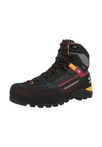Stivale da trekking nero con tessuto grigio testurizzato, dettagli rossi e suola robusta. Presenta occhielli colorati e un design alto alla caviglia con lacci.