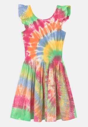 Robe tie-dye aux couleurs vives : rose, orange, jaune, vert et bleu. Le modèle comprend une jupe évasée et des bretelles à volants.