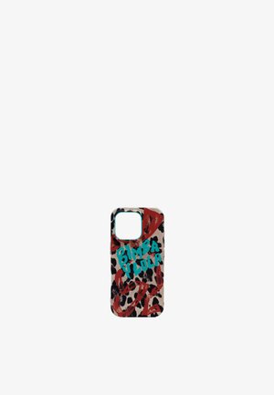Funda de teléfono con estampado de leopardo y texto bold en turquesa "BIMBA Y LOLA," con acentos abstractos rojos y una apertura para la cámara.