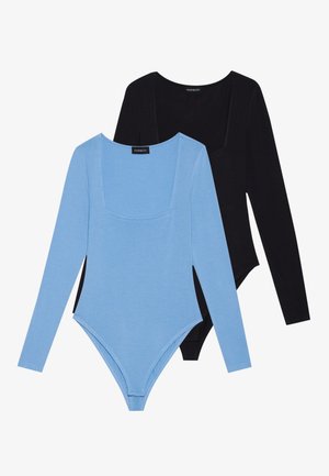 Set av två långärmade bodysuits. En i ljusblå med fyrkantig halsringning och den andra i svart. Båda har ett mjukt tyg och en figurnära design.
