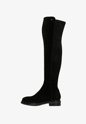 Schwarze Overknee-Stiefel aus Wildleder mit elegantem Design, abgerundeter Spitze und niedrigem, klobigem Absatz. Minimale Stichdetails sind sichtbar.