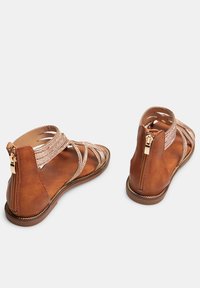 Bata Sandalai su kulkšnies dirželiu - hellbraun