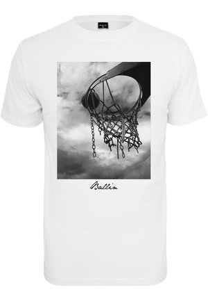 T-shirt en coton blanc avec un graphisme noir et blanc d'un panier de basket et d'une balle, accompagné du texte "Ballin" en police cursive en dessous.