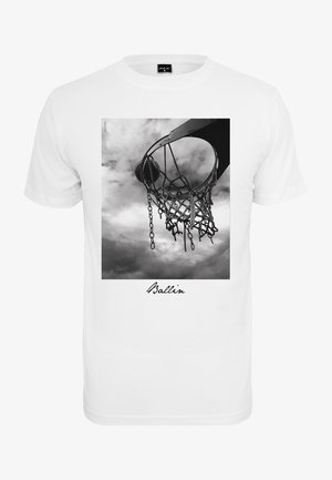 Witte katoenen T-shirt met een zwart-wit afbeelding van een basketbalschaal en bal, met daaronder de tekst "Ballin" in cursieve lettertype.