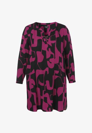 Tunique noire avec des motifs abstraits violets irréguliers, dotée d'un col en V et de manches trois-quarts. Tissu doux et léger.