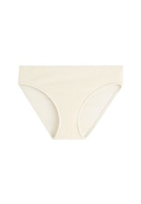 Krämfärgad bikinitrosa med texturerad väv, medelhög midja och måttlig täckning, med slät innervadding och utan synlig hårdvara.