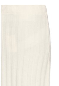 Pantalones blancos de punto con textura de canalé vertical, que cuentan con una banda elástica suave y un acabado de tela liso.