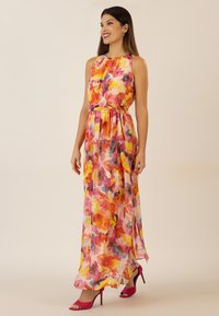 Maxikleid aus leichtem, transparentem Stoff mit einem floralen Muster in Pink, Gelb und Orange. Ärmelloses Design mit tailliertem Bund.
