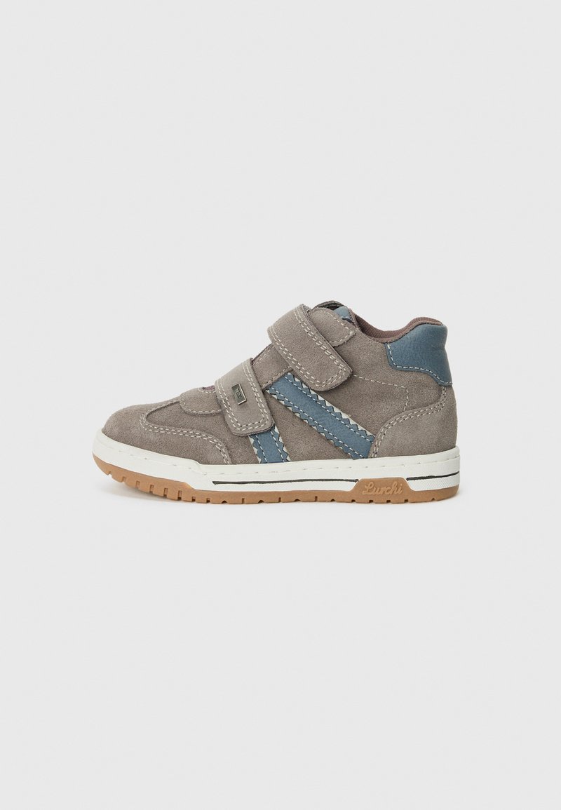 Grå semsket mid-top sneakers med blå accenter, doble borrelåser og såle i hvitt gummi med strukturert gummibunn.