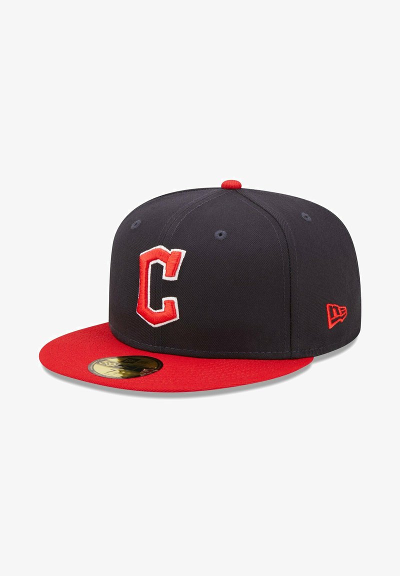 Cappello nero con visiera rossa, caratterizzato da una "C" rossa ricamata sul davanti. Realizzato in tessuto, con una visiera piatta e un logo cucito sul lato.