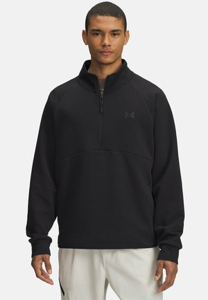 Pullover nero con mezza zip realizzato in tessuto morbido, dotato di un alto colletto, maniche raglan e un logo discreto sul petto.