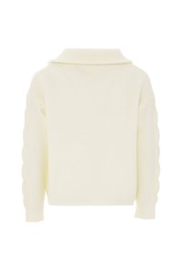 Crème-kleurige gebreide trui met een ribbelstructuur, voorzien van een brede kraag en lange mouwen met textuurelementen op de mouwen.
