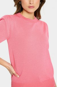Rosa kurzärmeliger Pullover mit rundem Ausschnitt, gerippten Abschlüssen und leichter Textur, der subtile Puffärmel und ein gleichmäßiges Strickmuster aufweist.