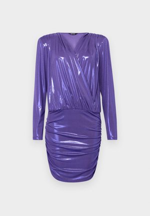 Vestido envolvente púrpura con mangas largas, acabado brillante y detalles fruncidos en la cintura y la falda, que proporcionan una silueta ajustada.