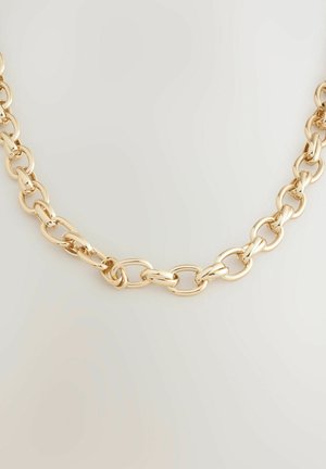 Collana in metallo dorato con catena a anelli ovali, caratterizzata da una superficie liscia e lucida e da dimensioni degli anelli alternate per un aspetto testurizzato.