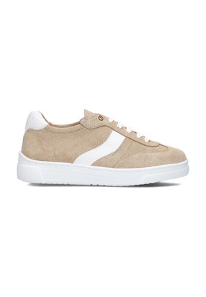 Beige suède sneaker met witte accenten, ronde neus, vetersluiting, gestructureerd oppervlak en een geïsoleerde kraag. Platte rubberen zool.