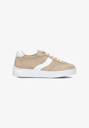 Beige suède sneaker met witte accenten, ronde neus, vetersluiting, gestructureerd oppervlak en een geïsoleerde kraag. Platte rubberen zool.
