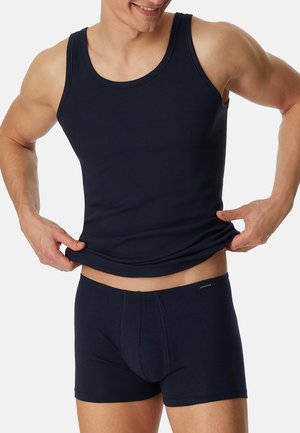 Navy Tanktop und Boxershorts aus weichem, dehnbarem Material. Das Tanktop hat einen runden Halsausschnitt, während die Shorts einen unterstützenden Sitz bieten.