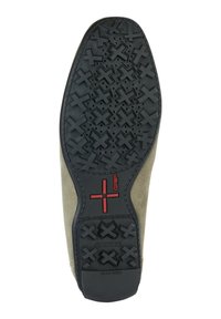 Suela de goma negra con patrón de agarre texturizado, acento rojo integrado y parte superior de gamuza beige en el talón. Marca Geox visible.