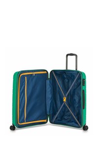 Valigia verde con un esterno rigido, aperta per rivelare un interno blu navy e una tasca con zip gialla. Include una maniglia nera retrattile e ruote.