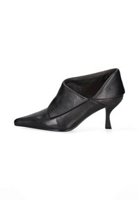 Scarpa nera in pelle con tacco alto, dalla punta appuntita, caratterizzata da un design sovrapposto nella parte anteriore e un sottile tacco a stiletto.