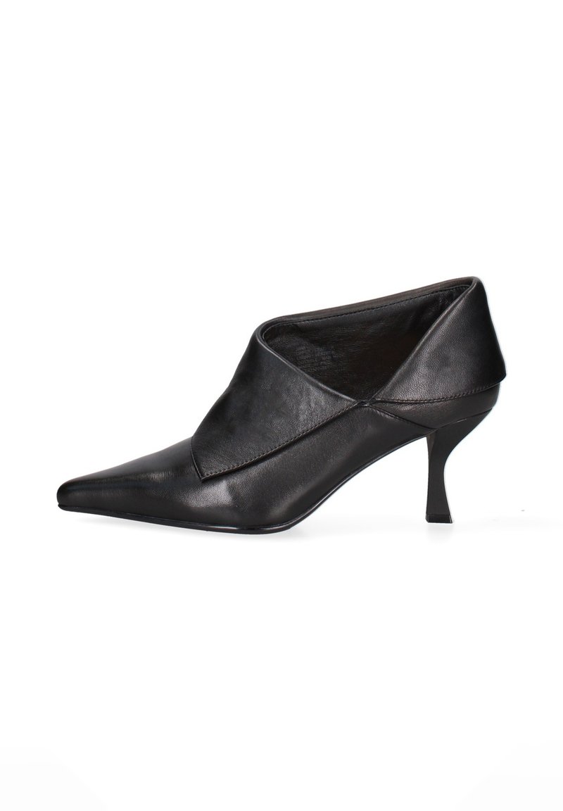 Scarpa nera in pelle con tacco alto, dalla punta appuntita, caratterizzata da un design sovrapposto nella parte anteriore e un sottile tacco a stiletto.