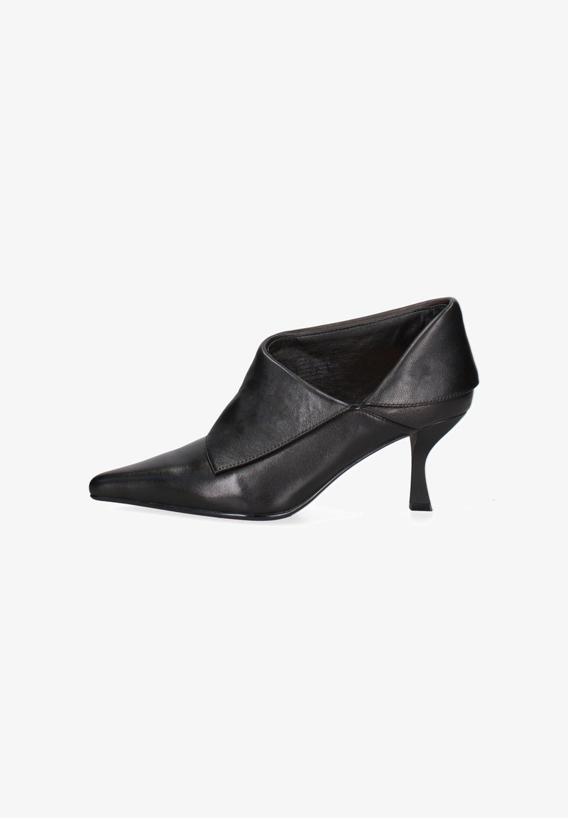 Scarpa nera in pelle con tacco alto, dalla punta appuntita, caratterizzata da un design sovrapposto nella parte anteriore e un sottile tacco a stiletto.
