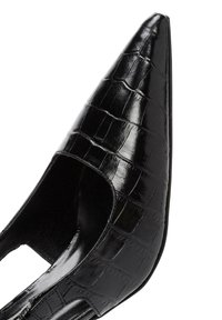 Scarpa con tacco alto nera, a punta, caratterizzata da una finitura lucida in faux cocco, con un design laterale a tagli e una silhouette elegante.