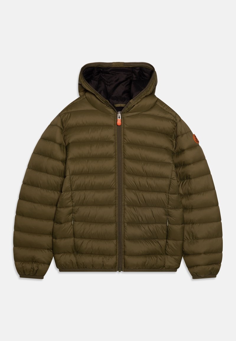 Veste matelassée vert olive avec fermeture éclair à l'avant, capuche ajustable, poignets côtelés et design texturé matelassé. Comprend un tirette de fermeture éclair orange.