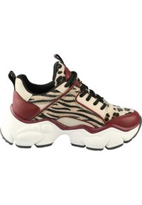 Chunky sneakers med en blanding av leopard- og zebra-mønster, med burgunder- og hvite detaljer, sorte lisser og en teksturert såle.
