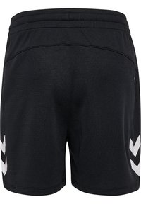 Schwarze Sportshorts mit elastischem Bund und weißen Chevron-Designs an jeder Seite nahe dem Saum.