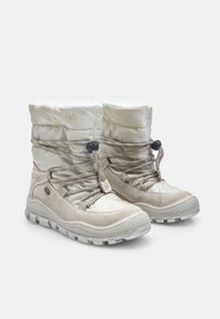 Botas de invierno con un empeine acolchado blanco y acentos de gamuza beige claro, que presentan patrones decorativos de copos de nieve y cordones elásticos para el cierre.